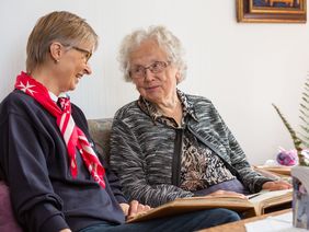 Ehrenamtliche Malteser besuchen regelmäßig Seniorinnen und Senioren zu Hause. 