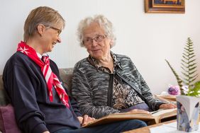 Ehrenamtliche Malteser besuchen regelmäßig Seniorinnen und Senioren zu Hause