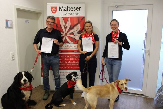3 von 4 Hundebesuchsteams freuen sich über ihr Zertifikat zur bestandenen Besuchshundeausbildung.